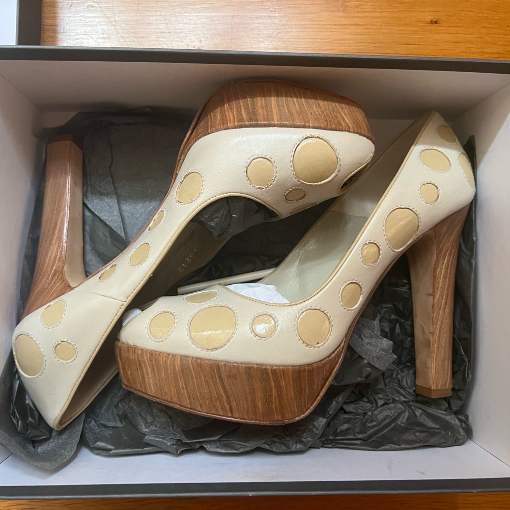 Alexander Mcqueen Cutout Pumps. Size 39. Color Beige.